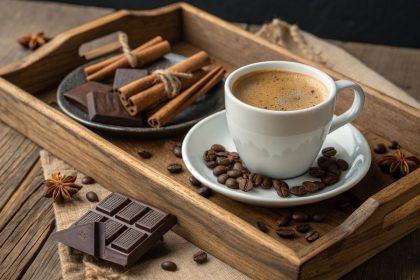 Kodėl į rytinę kavą reikėtų įsidėti cinamono?