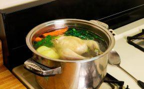 Kodėl į sultinį vertėtų įmesti ledo kubelį?