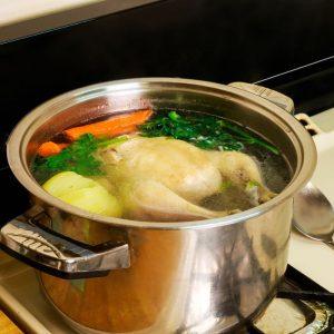 Kodėl į sultinį vertėtų įmesti ledo kubelį?