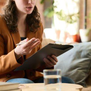 Kodėl kartais geriau susilaikyti ir nedalinti patarimų į kairę ir į dešinę?