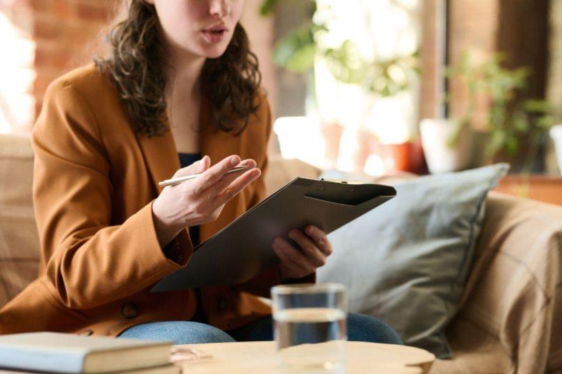 Kodėl kartais geriau susilaikyti ir nedalinti patarimų į kairę ir į dešinę?