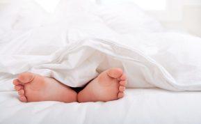 Kodėl mes nuolat iškišame vieną koją iš po antklodės? Atsakymas netikėtas