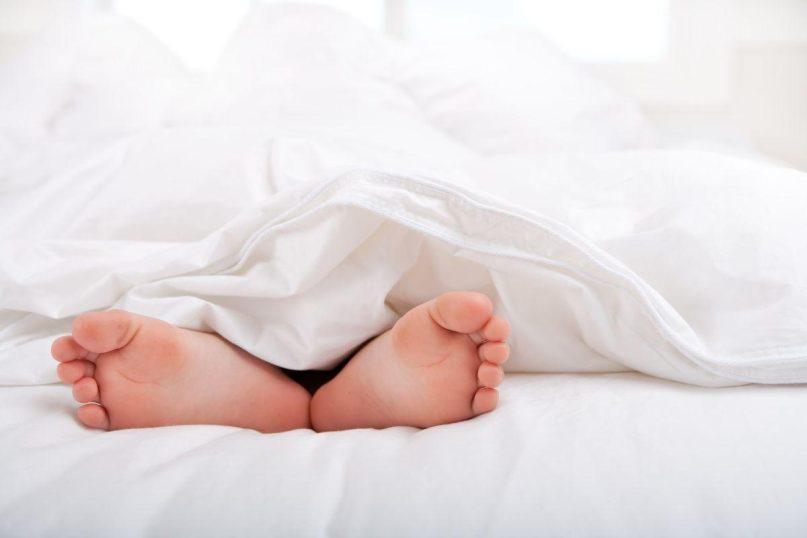 Kodėl mes nuolat iškišame vieną koją iš po antklodės? Atsakymas netikėtas