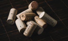 Kodėl neturėtumėte išmesti vyno kamštelių į šiukšliadėžę?