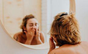 Kodėl neturėtumėte plauti veido su muilu ryte: dermatologės patarimai