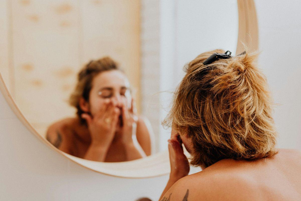 Kodėl neturėtumėte plauti veido su muilu ryte: dermatologės patarimai