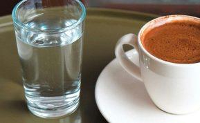 Kodėl prie kavos yra patiekiamas ir vanduo: kada ir kaip jį gerti?