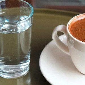 Kodėl prie kavos yra patiekiamas ir vanduo: kada ir kaip jį gerti?