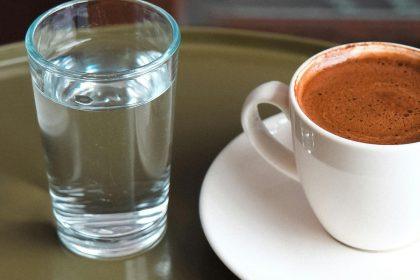 Kodėl prie kavos yra patiekiamas ir vanduo: kada ir kaip jį gerti?