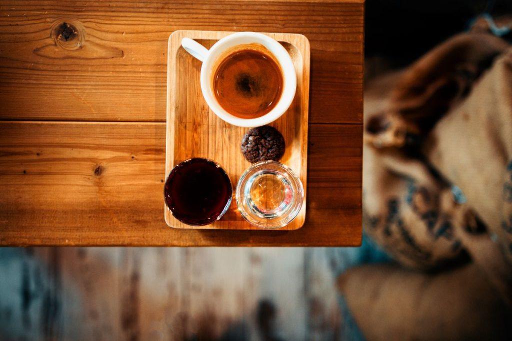 Kodėl prie kavos yra patiekiamas ir vanduo: kada ir kaip jį gerti? Iš kur kilo tradicija?