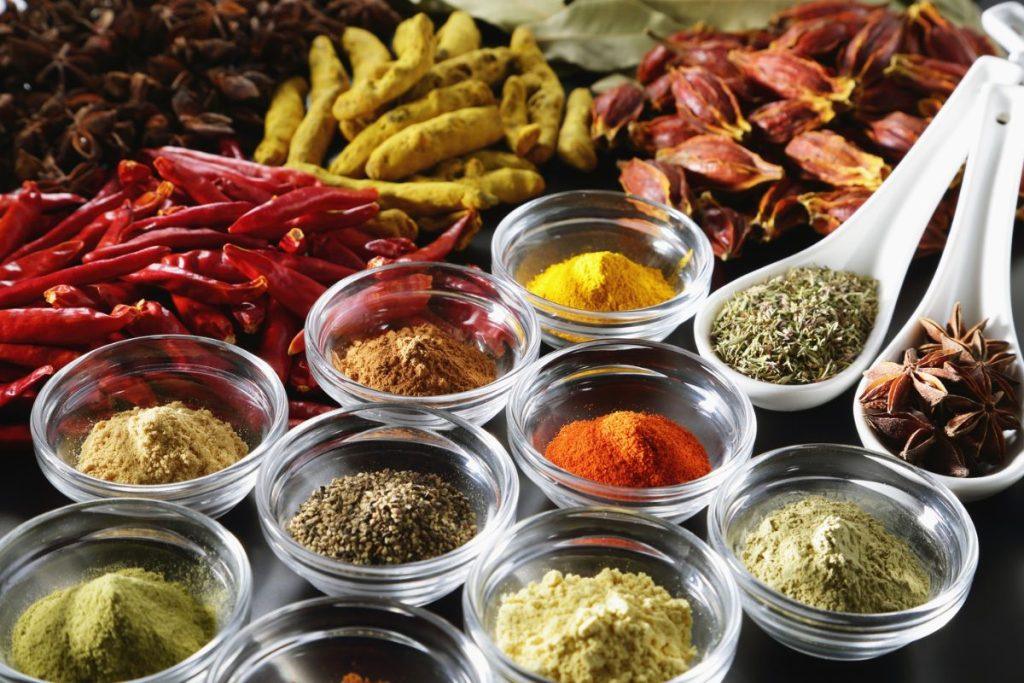 Kodėl prieskoniai vis tiek svarbūs kasdienėje mityboje