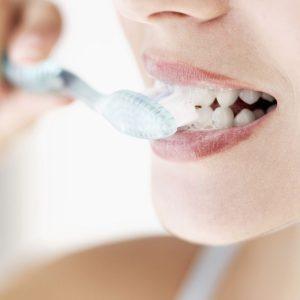 Kodėl reikėtų palaukti prieš valant dantis po valgio: svarbūs patarimai