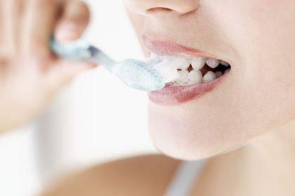 Kodėl reikėtų palaukti prieš valant dantis po valgio: svarbūs patarimai