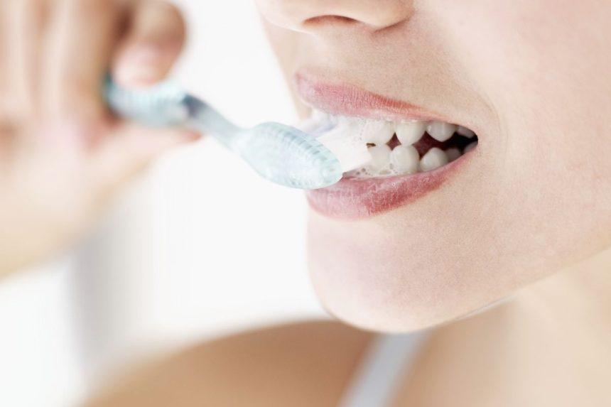 Kodėl reikėtų palaukti prieš valant dantis po valgio: svarbūs patarimai