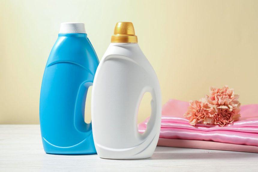 Kodėl skalbiant rankšluosčius nereikėtų dėti skalbinių minkštiklio: priežastis jus nustebins!