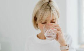 Kodėl svarbu gerti pakankamai vandens: 7 pagrindinės priežastys jūsų sveikatai