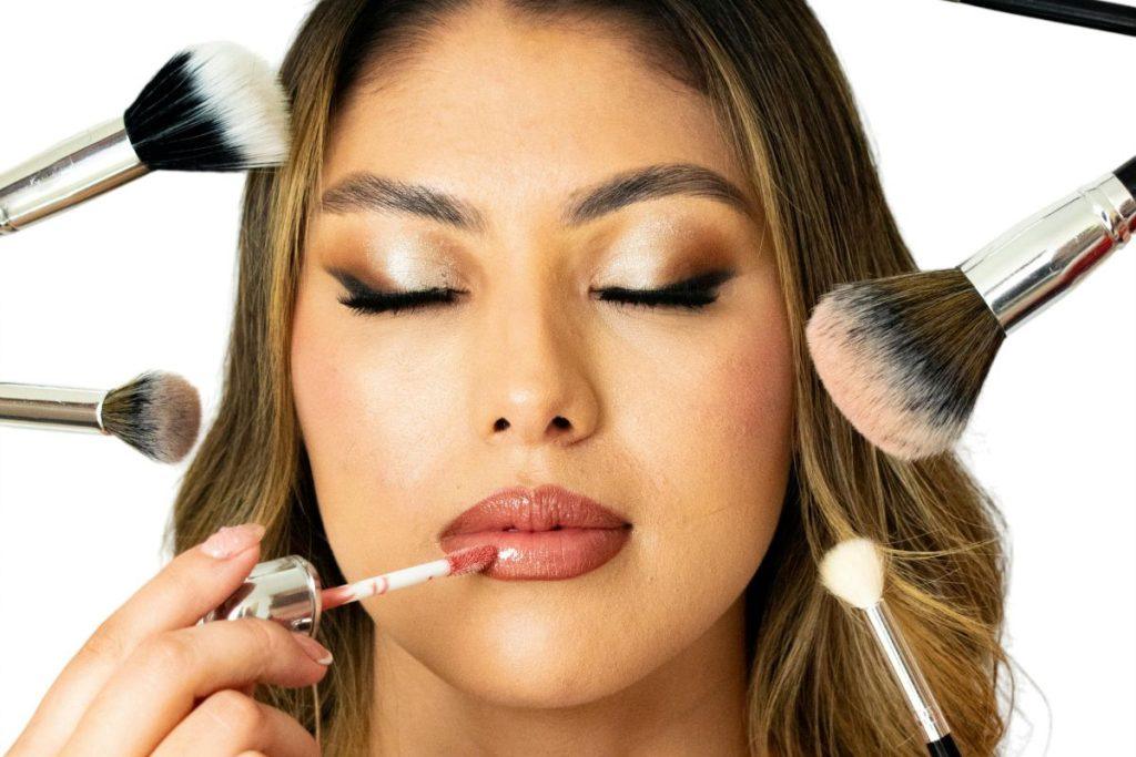 Kokios 7 detalės gali pabloginti moters išvaizdą: specialisto nuomonė. Per daug makiažo