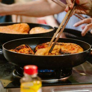 Kokių 3 klaidų reikėtų vengti gaminant vištieną: namų šeimininkių paslaptys