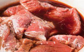 Kokius 3 produktus reikėtų dėti į marinatą, kad mėsa būtų minkšta ir sultinga?