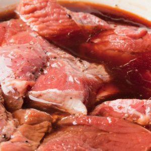 Kokius 3 produktus reikėtų dėti į marinatą, kad mėsa būtų minkšta ir sultinga?