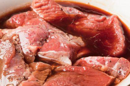 Kokius 3 produktus reikėtų dėti į marinatą, kad mėsa būtų minkšta ir sultinga?