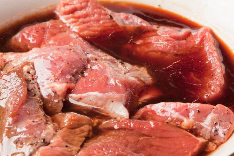 Kokius 3 produktus reikėtų dėti į marinatą, kad mėsa būtų minkšta ir sultinga?