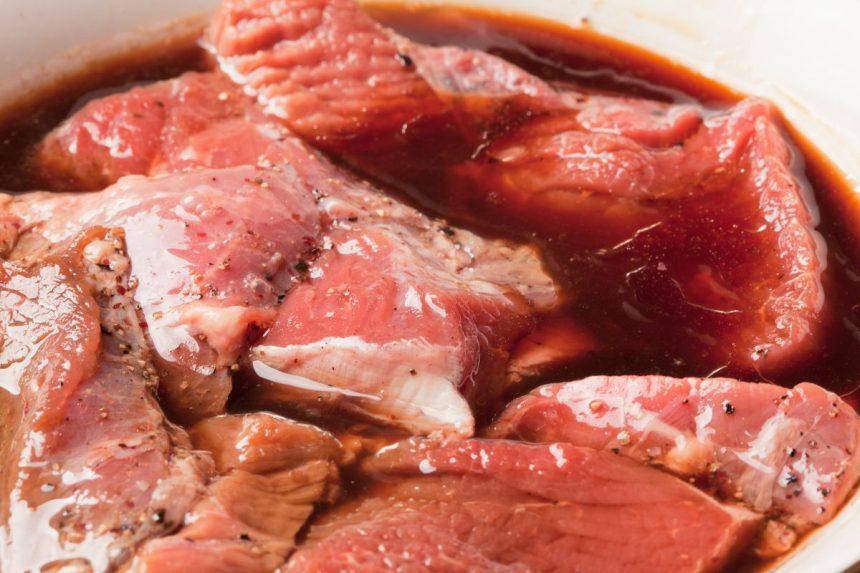 Kokius 3 produktus reikėtų dėti į marinatą, kad mėsa būtų minkšta ir sultinga?