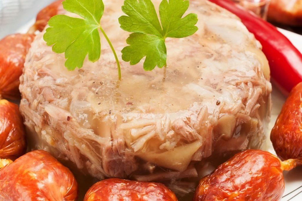 Koks šaltienos kiekis per šventes yra saugus? Mitybos specialistės atsakymas. Kam šaltiena nerekomenduojama?