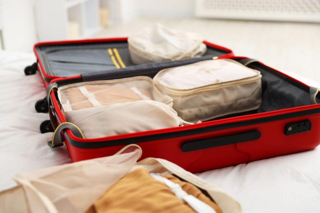 KonMari metodas padeda sutalpinti daiktus į lagaminą ir išnaudoti kiekvieną centimetrą