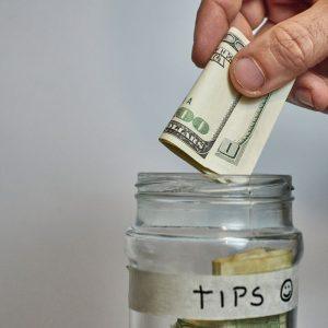 Kuriose šalyse ir kada palikti ar nepalikti arbatpinigių keliaujant