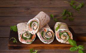 Lavašo vyniotinis su raudona žuvimi tikra šventinio stalo puošmena