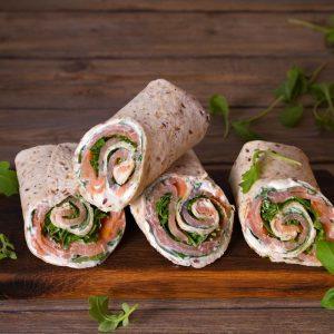 Lavašo vyniotinis su raudona žuvimi tikra šventinio stalo puošmena