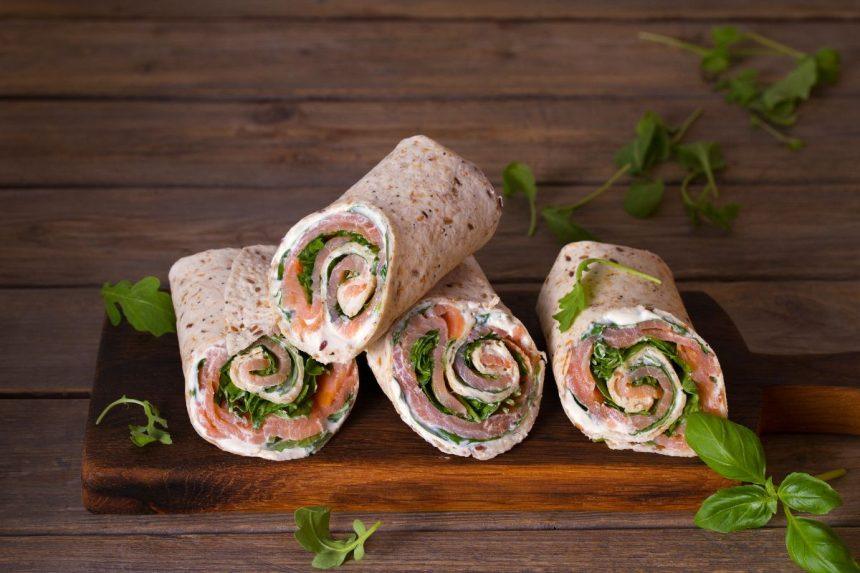 Lavašo vyniotinis su raudona žuvimi tikra šventinio stalo puošmena