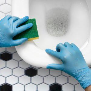 Lengvai atsikratykite geltonų dėmių ant klozeto dangčio. Ši gudrybė padės jį vėl padaryti kaip naują!