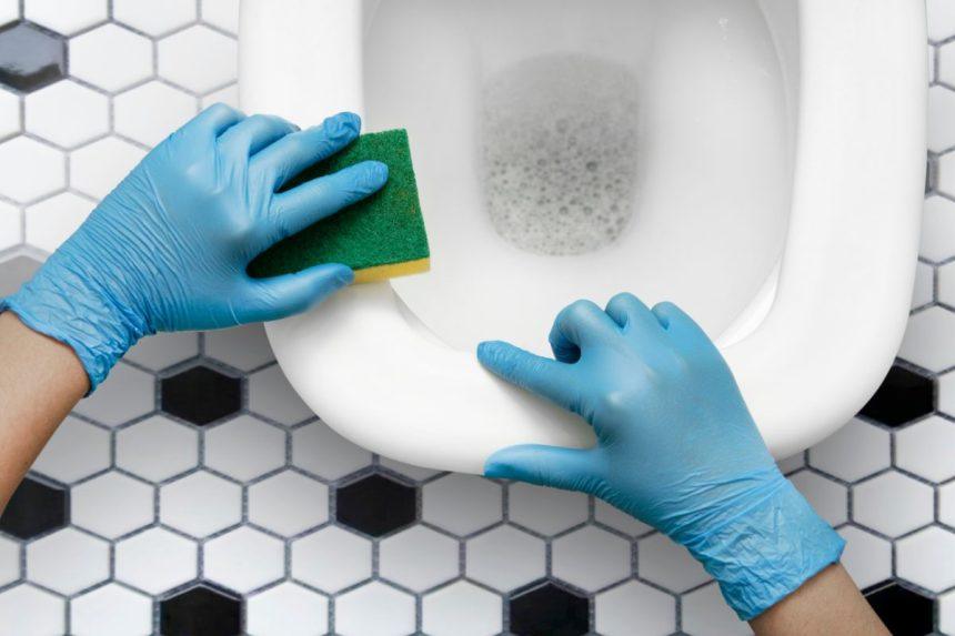 Lengvai atsikratykite geltonų dėmių ant klozeto dangčio. Ši gudrybė padės jį vėl padaryti kaip naują!