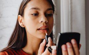 Lūpdažio atspalviai, kurie padaro jus vyresne. Nesirinkite jų!