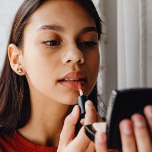 Lūpdažio atspalviai, kurie padaro jus vyresne. Nesirinkite jų!