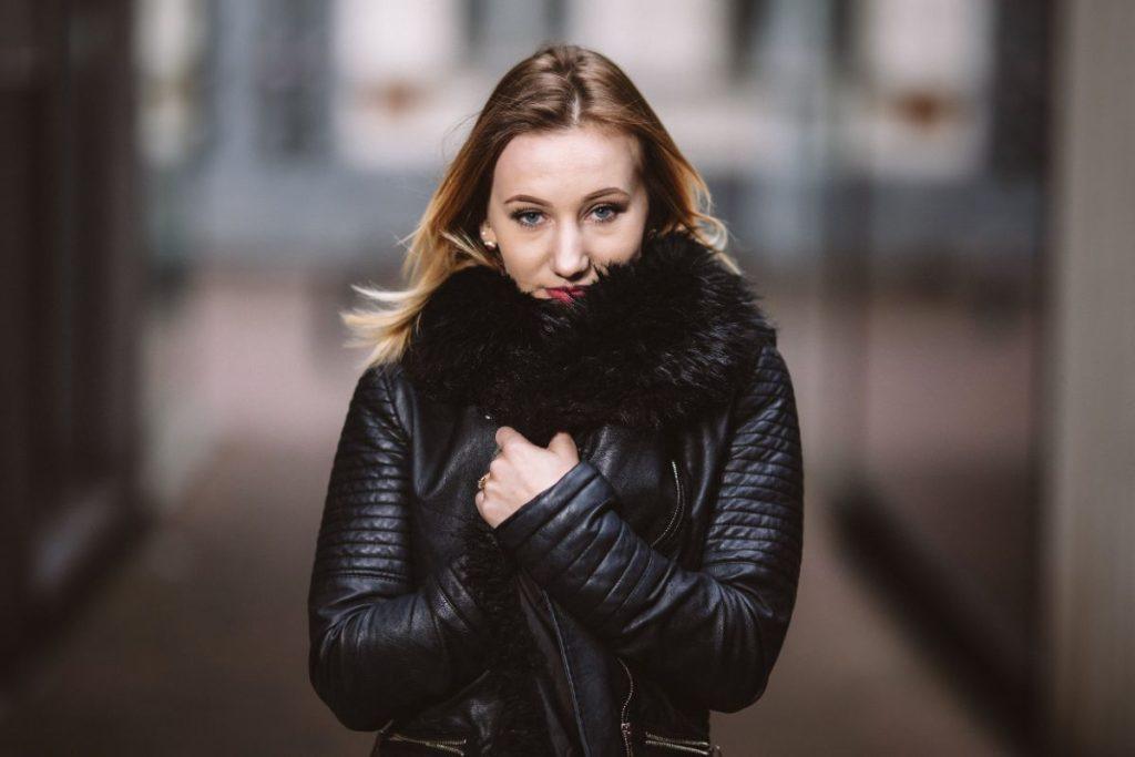 Mados gudrybės, kurios padės atrodyti lieknesnei net šaltuoju metų laiku. Rinkitės odinę striukę