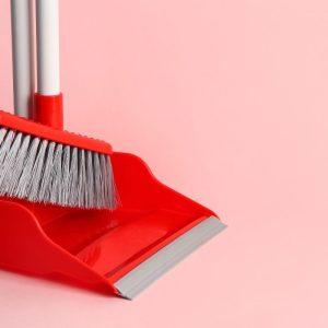 Mano mama ant šluotos visada uždeda plastikinį maišelį: tai sutaupo daug laiko!