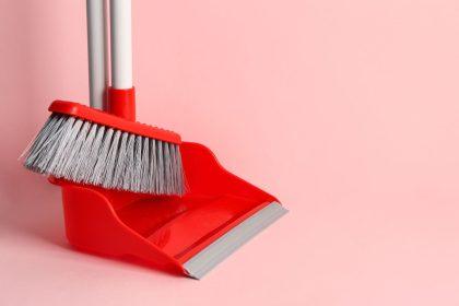 Mano mama ant šluotos visada uždeda plastikinį maišelį: tai sutaupo daug laiko!