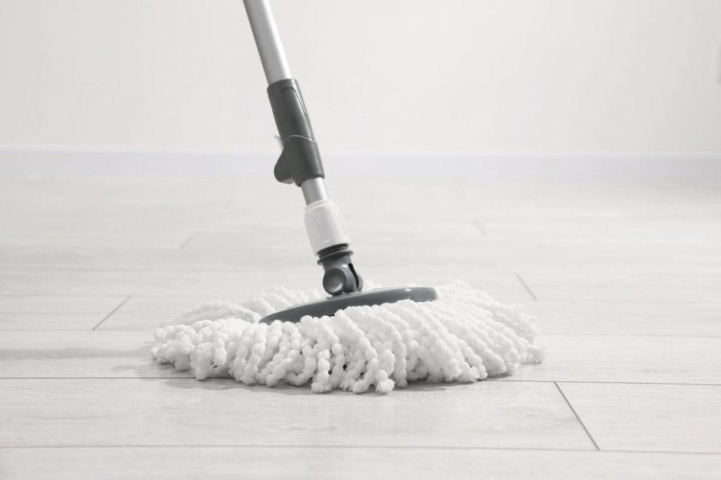 Mano močiutė grindis visada plaudavo su druska. Priežastis išties netikėta. Kodėl grindis reikia plauti su druska?