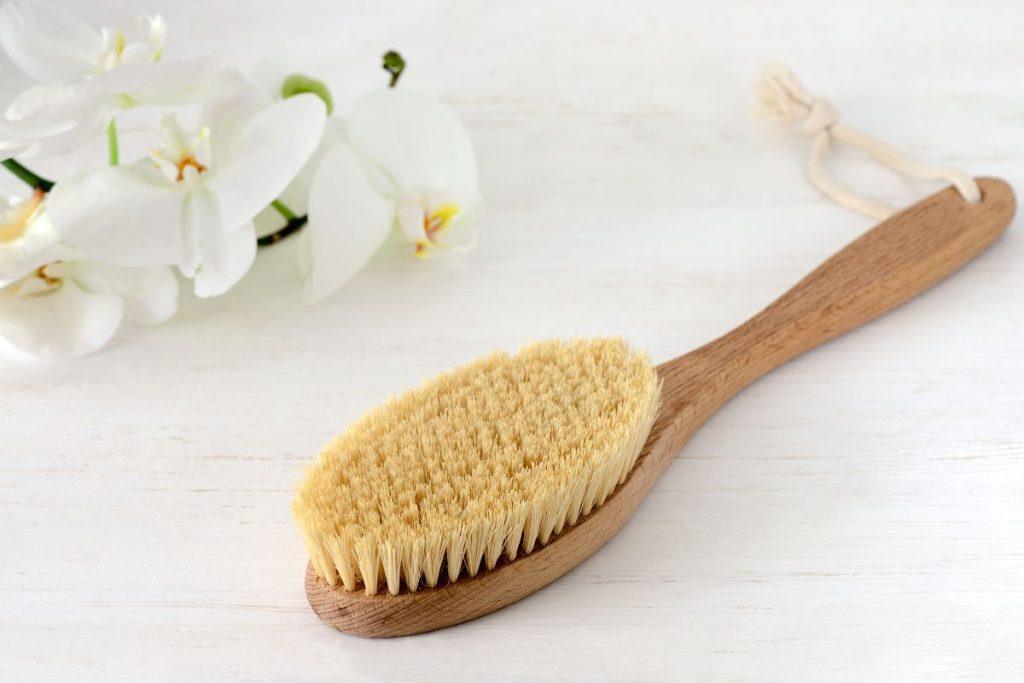 Masažas sausu šepečiu padeda gerinti kraujotaką ir odos būklę