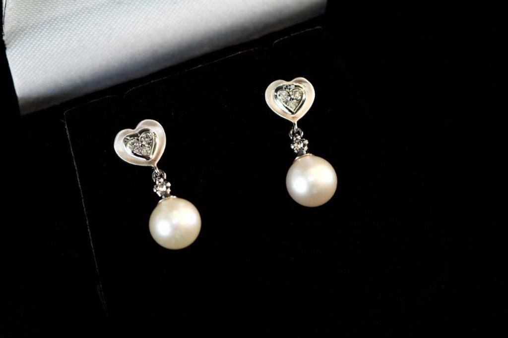 Mėgstate Kalėdų dovanas ruošti anksti? Štai kokių geriau atsisakyti. Auskarai