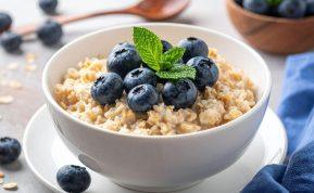 Mitybos specialistas paaiškino, kas turėtų valgyti avižinius dribsnius