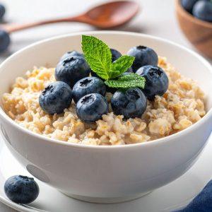 Mitybos specialistas paaiškino, kas turėtų valgyti avižinius dribsnius