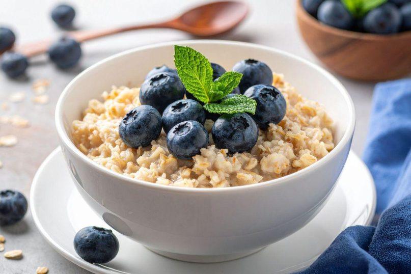 Mitybos specialistas paaiškino, kas turėtų valgyti avižinius dribsnius