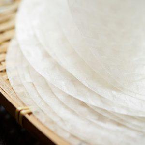 Naminiai ryžių traškučiai: paprastas ir sveikas užkandis, kurį pasigaminsite per 1 minutę