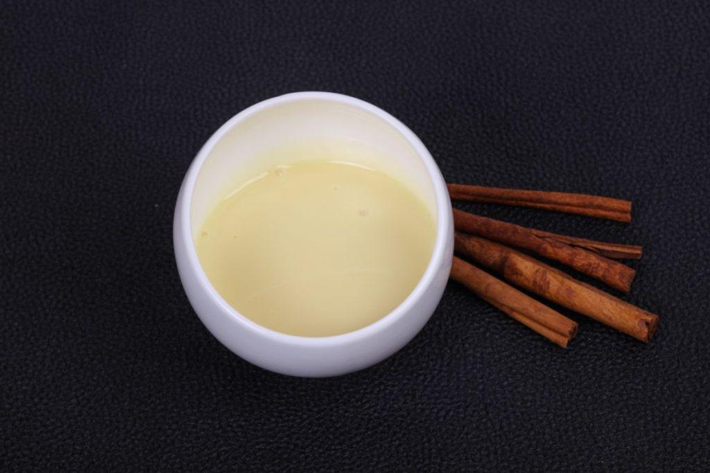 Naminis kondensuotas pienas: nesudėtingas ir greitas receptas. Kaip nepridaryti klaidų gaminant