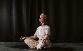 Naujas tyrimas atskleidė, kokie pavojai gali slypėti po meditacija