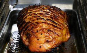 Negalite kepti orkaitėje, nes nuo lašančių riebalų viskas tampa nešvaru? Šis triukas tai pakeis!